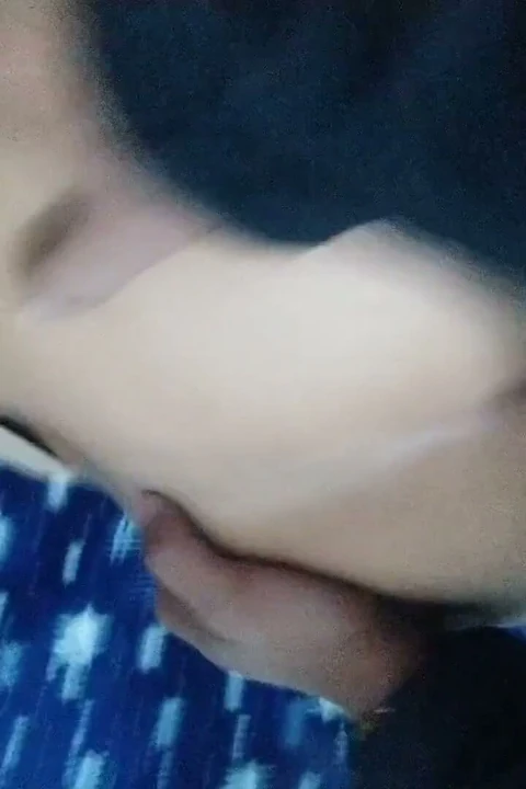 Aldatılan adam oturma odasındayken büyük siyah yarakla domaltılarak amcık sikiliyor ve dölleniyor