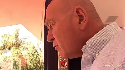 Yaşlı patron tatlı esmer ve sırılsıklam ıslak şeker duvarlarıyla eğleniyor