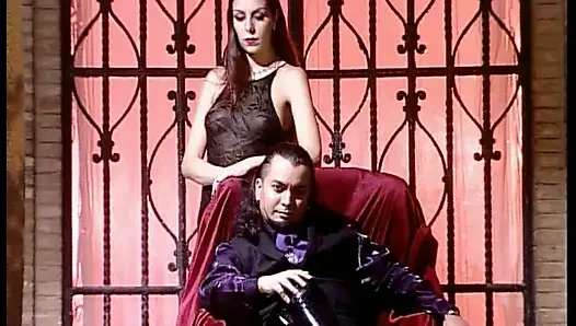 Siyah çizmeli çarpıcı esmer azgın sert yarakla sert sikiliyor