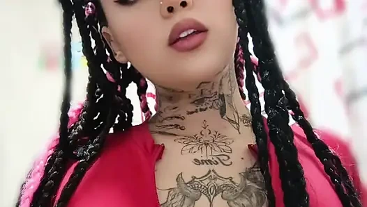 Caleña evde tek başına mastürbasyon yapıyor