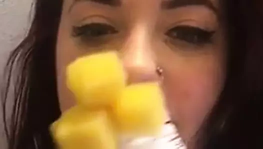 Elindekini kullan... şişe fırçalı çılgın kız