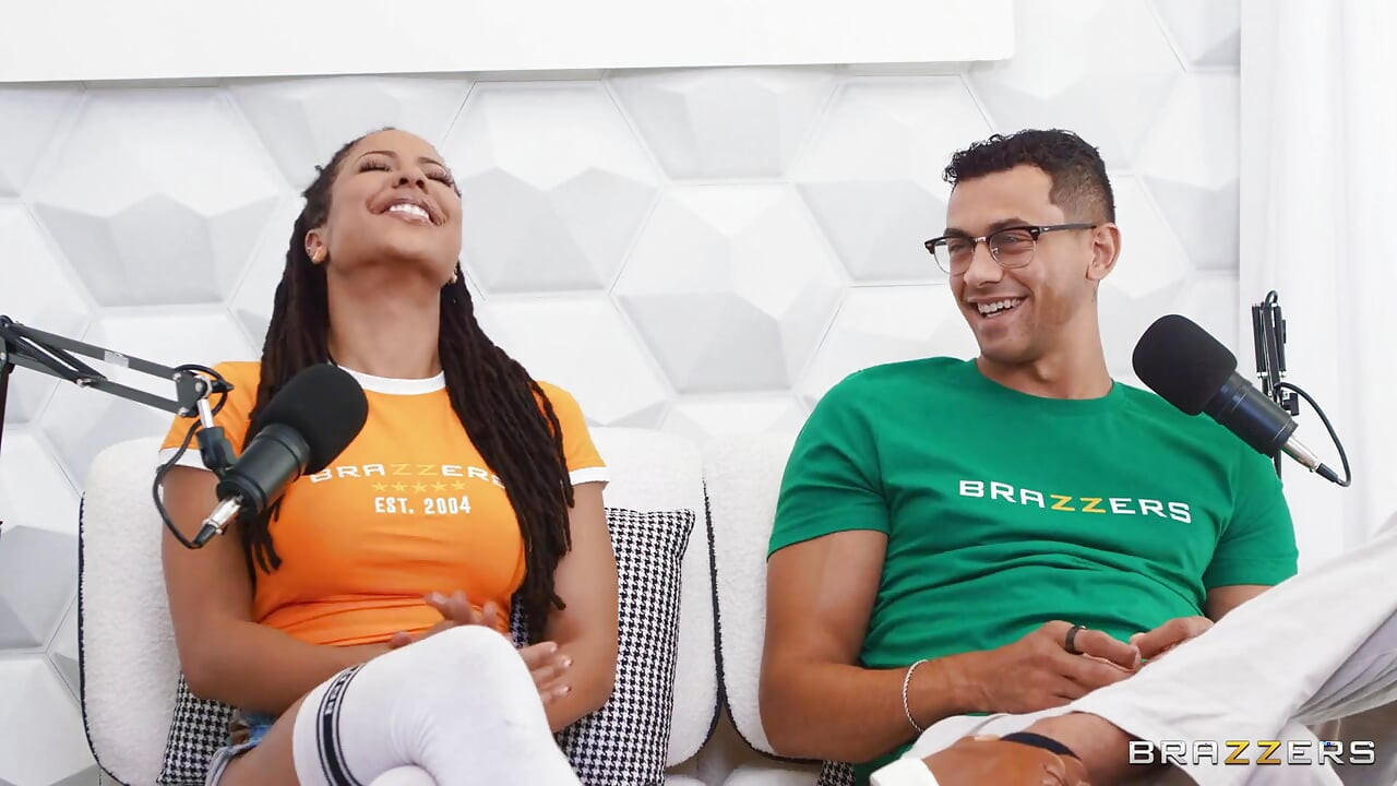 Brazzers - kira noir ve violet myers podcast stüdyosunda ateşli üçlü seks yapıyor