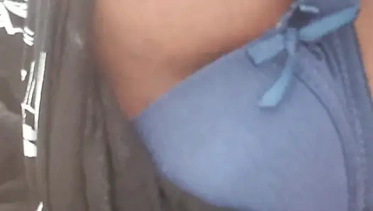 Göğüslerimle oynuyorum