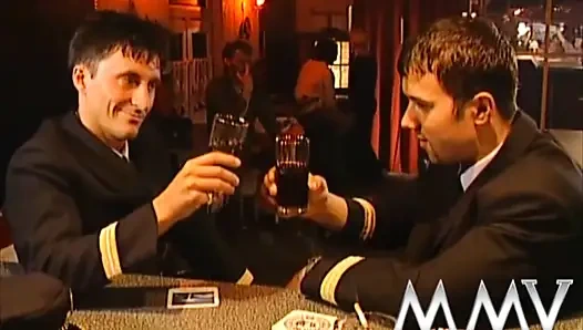 Esmer genç kız havuzda sikişiyor