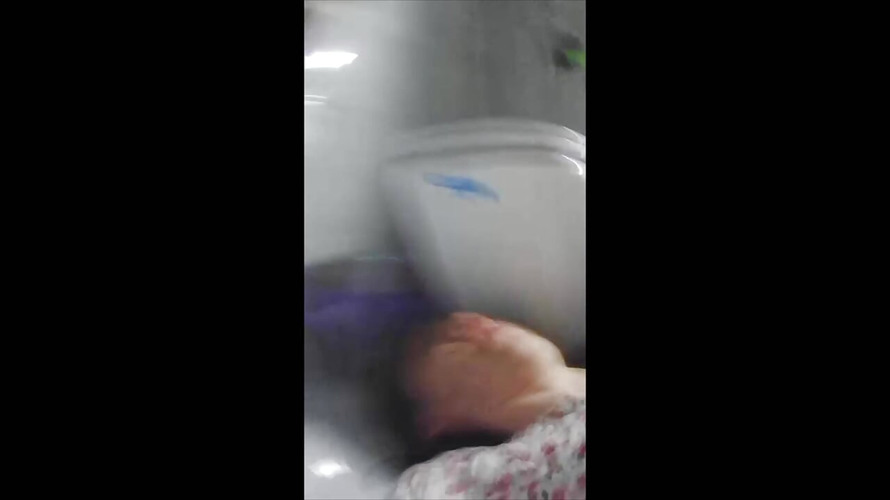 Arkadaşlarım karımın götünü sikiyor. Gerçek aldatma.