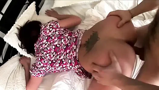 Büyük memeli orta yaşlı seksi kadın sıkıldığında büyük bir yarak sikici tarafından sikiliyor
