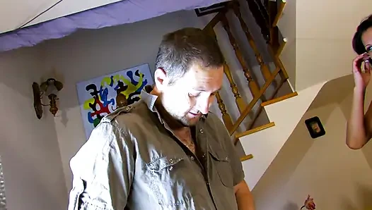 Latin hatun gırtlağına kadar almayı ve yoğun sikişmeyi seviyor