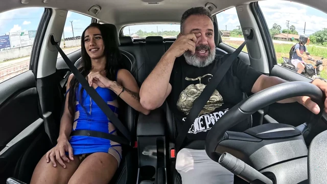 Pamela Rodrigues fortaleza, ceará'da kaya gibi bir yarağı gösteriyor ve binerken boşalıyor
