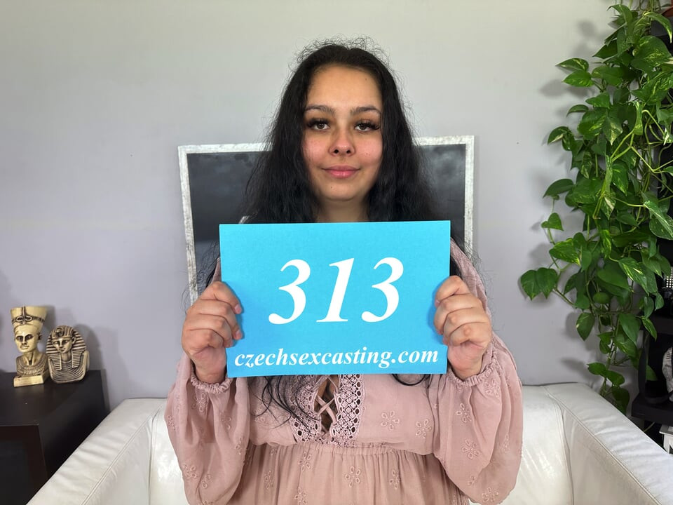 Praglı büyük memeli Alejandra kendini çıplak göstermeyi seviyor