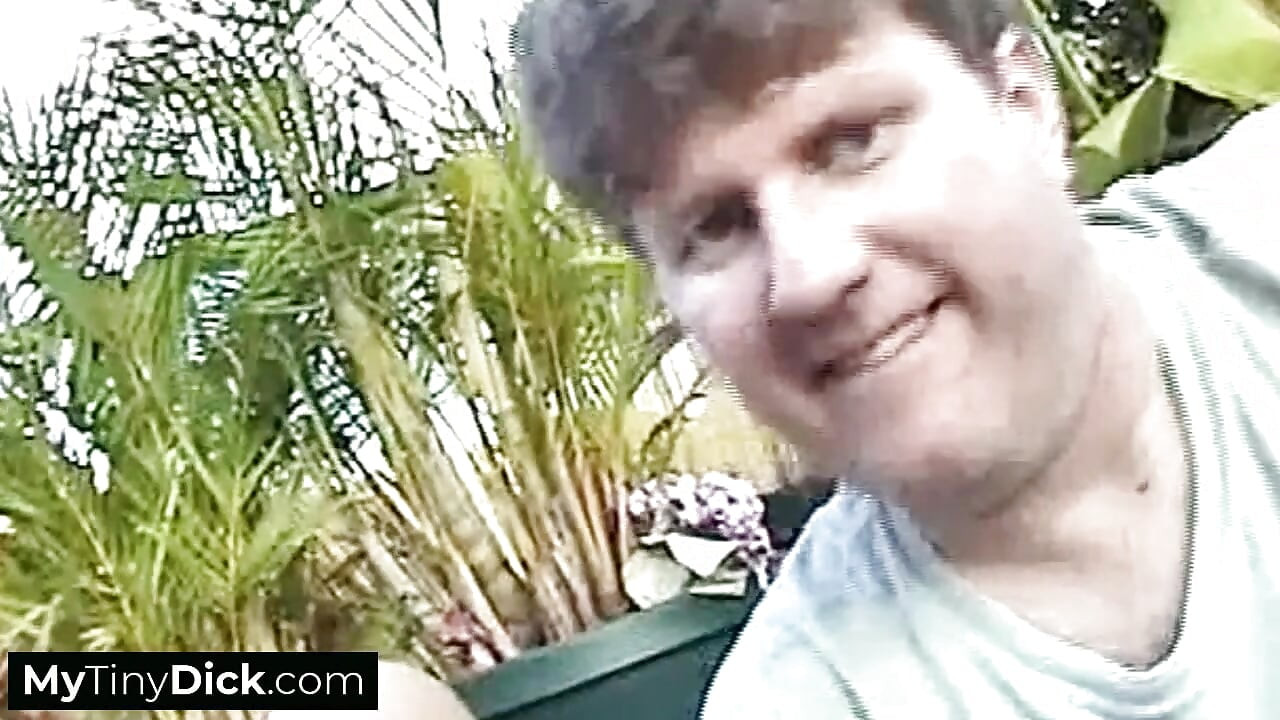 Uzman sarışın orta yaşlı seksi kadın o küçük yarakla çalışıyor