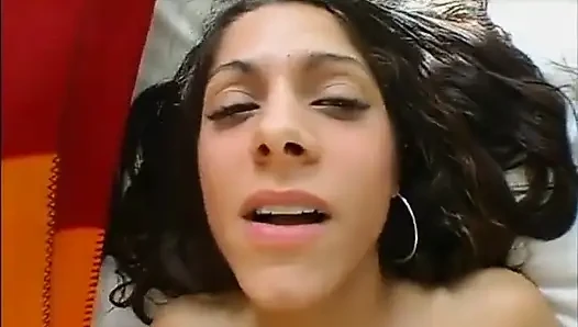 Missy Blue'nun amcığı güçle deliniyor ve yüzü kalın dölle kaplı