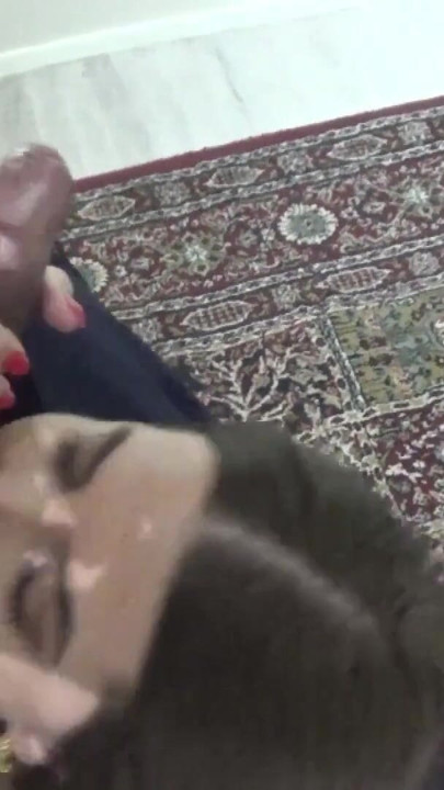 Arap yarak düşkünü evli kadın kocasının önünde büyük zenci yarağı tarafından sikiliyor ve buna bayılıyor | Klip 1