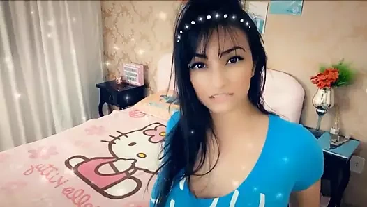 Seksi latin bir adamla sikişiyor ve ağzına boşalıyor