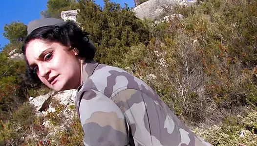 Kırmızı çoraplı üniformalı kız açık havada askeri seks yapıyor