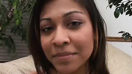 Olgun esmer orta yaşlı seksi kadın yarak emiyor ve kalın yüze boşalma alıyor
