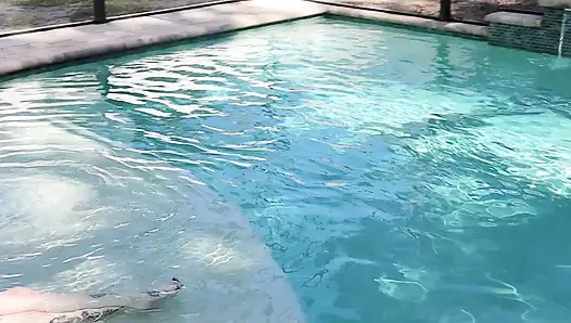 Pedisrmeds ile havuzda oral seks