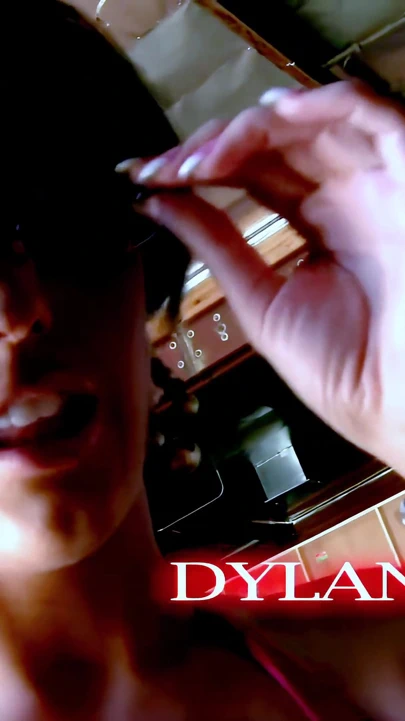 Çarpıcı büyük memeli Amerikalı orta yaşlı seksi kadın Dylan Ryder Seth Chance tarafından sikiliyor