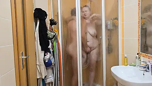 Sadece birlikte duş alıyor... Ta ki ateşli çift seksine dönüşene kadar