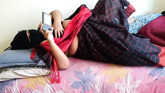 Üvey teyzem telefonda porno izlerken, sikişmesine yardım ediyorum ama yanlışlıkla amının içine boşalıyorum