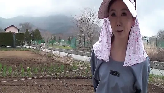 A076G04 dağlarda ve tarlalarda göz görene kadar çiftlikte çalışan güzel olgun kadınları tavlıyor!