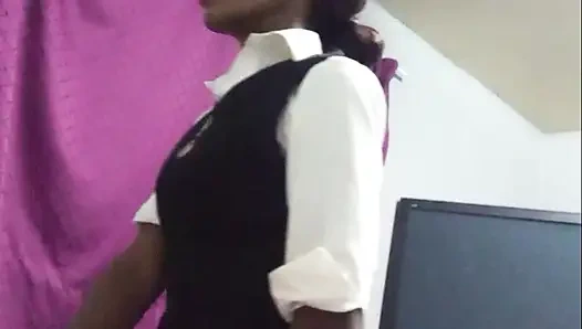 18 yaşındaki azgın liseli kız, ilk kez yarak emiyor ve biniyor, yüzü yaşlı adamla zevkini gösteriyor