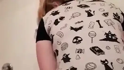 Feral Fae Queen zevkin için soyunuyor ve dildoya biniyor