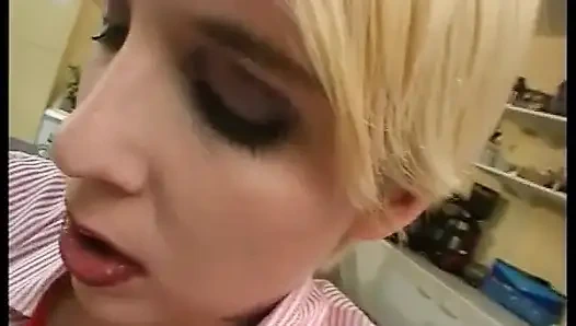 Rubia señora de Alemania obtiene su coño peludo golpeado
