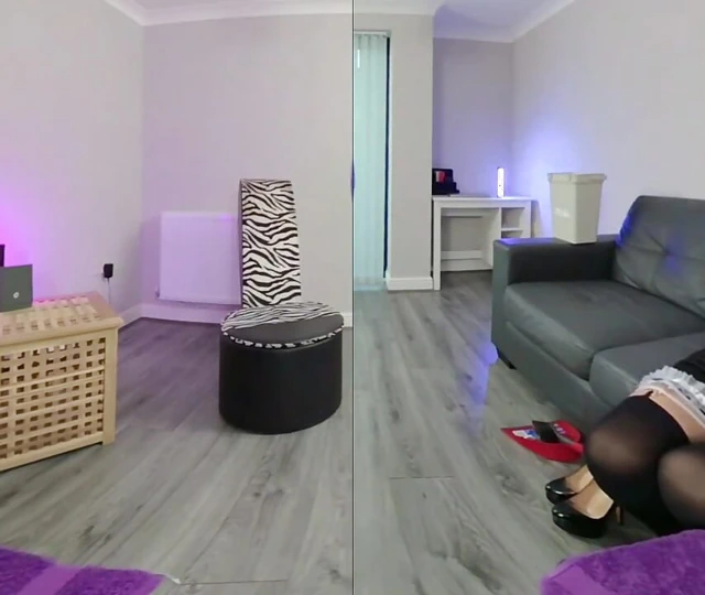 Ev hizmetçisi gövde bebeği Johnny'yi sikiyor