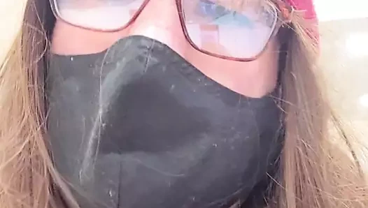 Alışveriş merkezinde dolaşan crossdresser