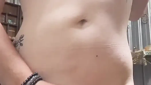 Dükkanımın dışında oynuyorum