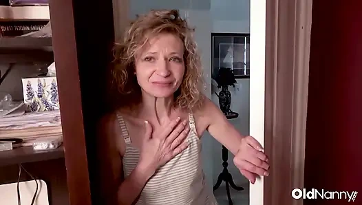 Oldnanny - kıvırcık sarışın orta yaşlı seksi kadın soyunuyor ve ıslak duşta sakso çekiyor