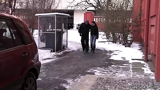 Kız tricks onu içine ilk zaman eşcinsel seks deneyim