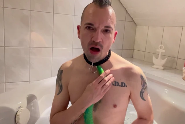 Aptal ibne sürtük öğürüyor