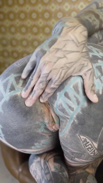 Незабываемый момент из "Татуированная женщина пробует машину для анальной игры"