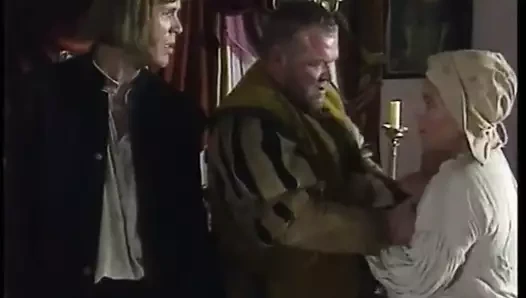 Kötü adam Danimarka 90'ların serisinde büyük sarkık göğüsleri okşuyor