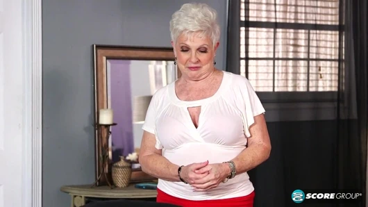 Jewel 20'lü grup seks yarağını emiyor ve sikiyor