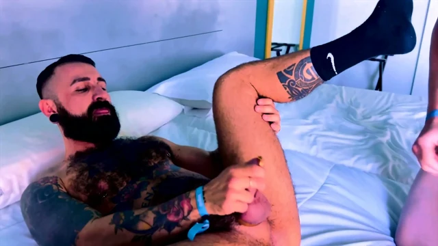 Christian Hunter soft dom alt alt rober taşaklarını boğazında ve götünden sikiyor ta ki dölle dolana kadar