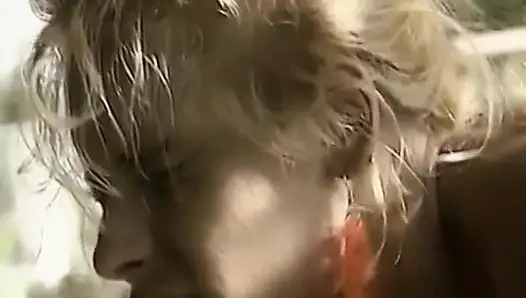 İki Alman genç kız anal üçlü sekste yarağı yalıyor
