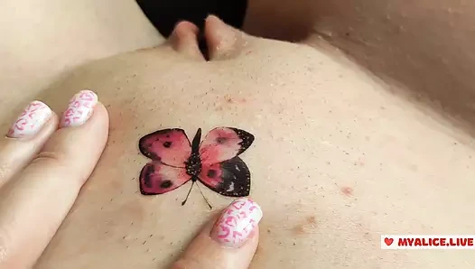 Amcık üzerinde geçici dövme deneyin. Ateşli çıkartma dövmesi