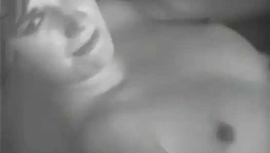 olgun bayan beyaz külot içinde pozlar (1950'lerde vintage)