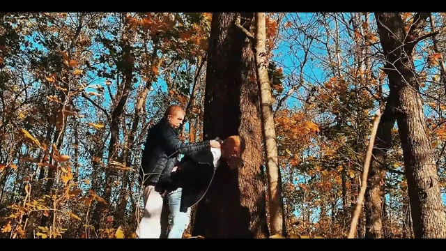 Yürürken ormanda büyük götlü bir güzeli siktim