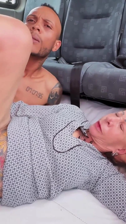 Dövmeli 82 yaşındaki olgun anal seks için alındı