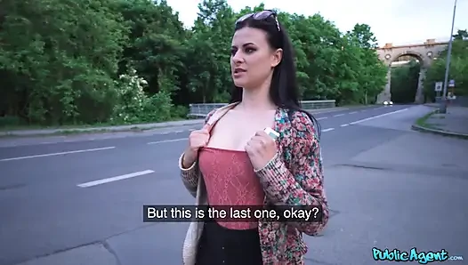 Публичный агент - темноволосая красотка Billie Star сосет хуй за деньги