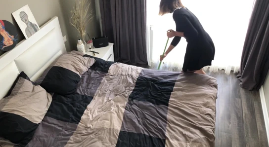 Patron kötü bir iş için hizmetçi sikikleri