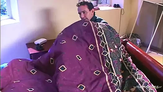 Yaşlı adam yatak odasında güzel bir kızla şanslı oluyor