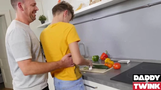 DADDYONTWINK John Drain Dave Londons'ın büyük yarağını boşaltıyor