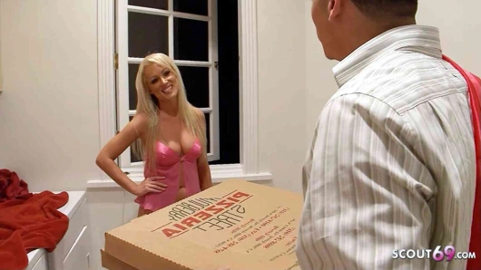 Genç seksi evli kadın Diana büyük yaraklı pizzacı çocuğu aldatıyor