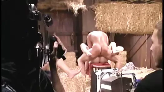 Bayanlar kamera arkasında bire bir sohbet ediyor