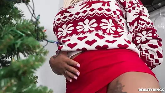 Noel ağacının etrafında sikişiyor - reality kings