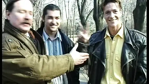 Alman kapılarının arkasında özenle sikiliyor